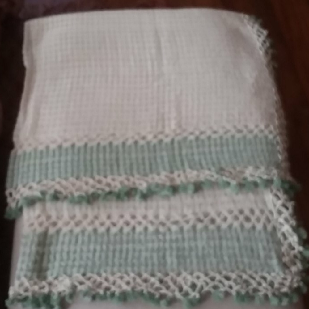 NWOT Handcrafted Table Topper - Picture 4 of 7